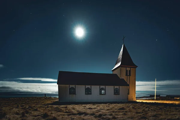 Μικρή εκκλησία στην Ισλανδία στο Snaefellsnes τη νύχτα με φεγγάρι, αστέρια μπλε του ουρανού και τα σύννεφα. — Φωτογραφία Αρχείου