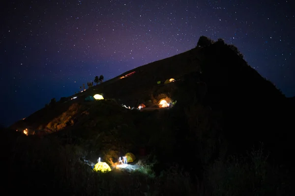 Céu noturno com tendas brilhantes vulcão Rinjani Lombok Indonésia — Fotografia de Stock
