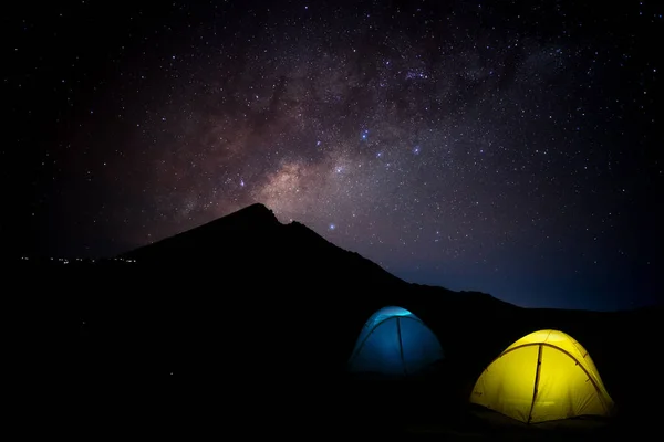 Nacht hemel Milky Way met gloeiende tent vulkaan Rinjani Lombok Ind — Stockfoto