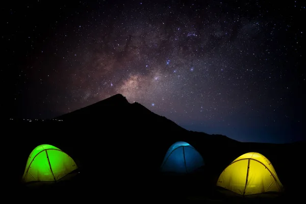 Nacht hemel Milky Way met gloeiende tent vulkaan Rinjani Lombok Ind — Stockfoto