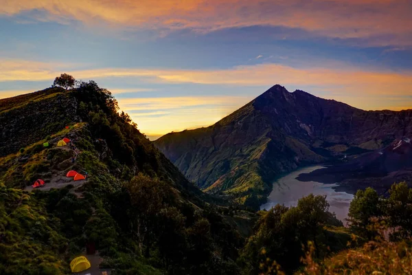 Sunrise Mount Rinjani vulcano with tents Lombok Indonesia — Stock Photo, Image