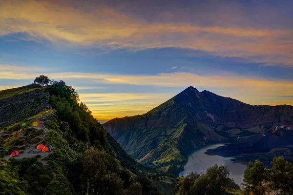 Sonnenaufgang Mount Rinjani Vulkan mit Zelten Lombok Indonesien — Stockfoto