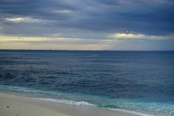 Sunrays Ocean Clouds sea blue Nusa Lembongan Indonesia — Stock Photo, Image