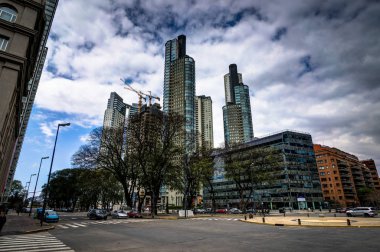 Gökdelen Buenos Aires Arjantin ağaçları ile