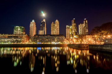 Buenos Aires Argent gece görünümü liman Puerto Madero bölgesinde