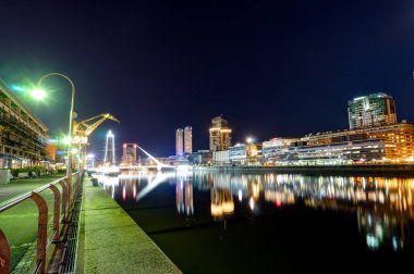 Buenos Aires Argent gece görünümü liman Puerto Madero bölgesinde