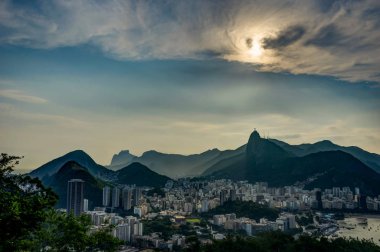 Sugarloaf dağın üzerinden günbatımı sırasında şehir Rio de Janeiro görünümünden