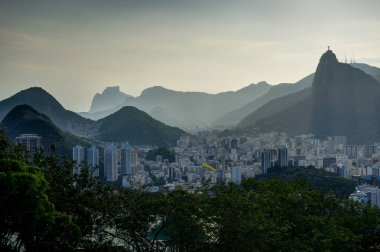 Sugarloaf dağın üzerinden günbatımı sırasında şehir Rio de Janeiro görünümünden