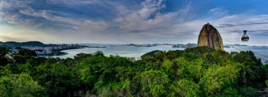 Sugarloaf dağın üzerinden günbatımı sırasında şehir Rio de Janeiro görünümünden