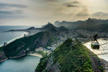 Sugarloaf dağın üzerinden günbatımı sırasında şehir Rio de Janeiro görünümünden