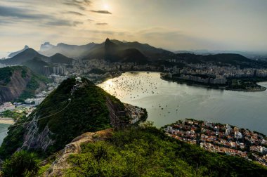 Sugarloaf dağın üzerinden günbatımı sırasında şehir Rio de Janeiro görünümünden