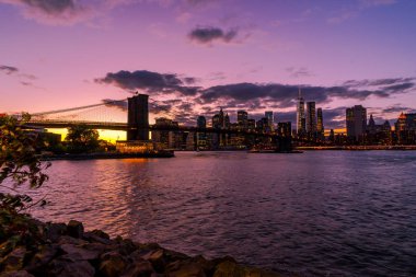 Brooklyn Köprüsü'nün Hudson Nehri Manhatten güneş ile New York Skyline
