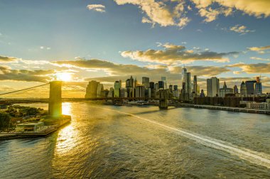 New York Skyline ile Brooklyn Köprüsü Hudson Nehri Manhatten dur