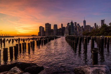 New York Skyline Cityscape alt Manhatten Dünya Ticaret Merkezi özgürlük Kulesi Brooklyn Bridge Park iskelesinden