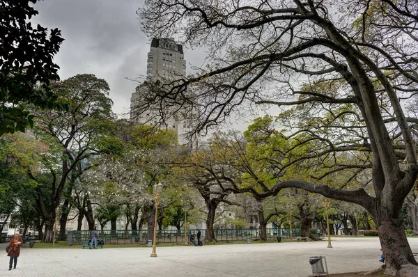 Park met Kavanagh gebouw Buenos Aires Argentinië — Stockfoto