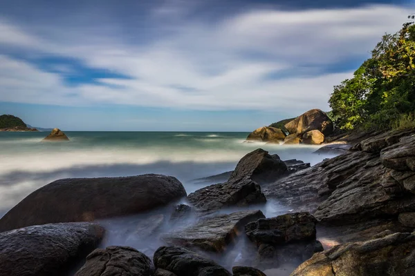 लंबे समय तक एक्सपोजर समुद्र तट Pedra दा Praia do Meio Trindade, पैराटी रियो — स्टॉक फ़ोटो, इमेज