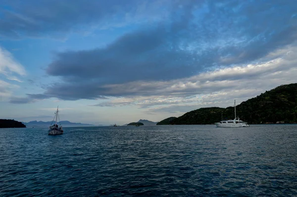 日没時に水の海にボートします。 — ストック写真