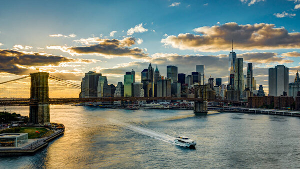 New York Skyline with Brooklyn Bridge Hudson River Manhatten dur