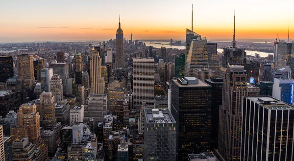 ニューヨーク スカイライン マンハッタン都市景観エンパイアステート ビルディング岩夕日の上から — ストック写真