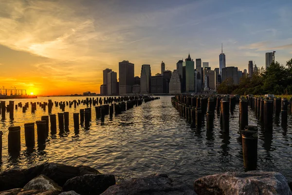 New York Skyline Cityscape alt Manhatten Dünya Ticaret Merkezi özgürlük Kulesi Brooklyn Bridge Park iskelesinden — Stok fotoğraf