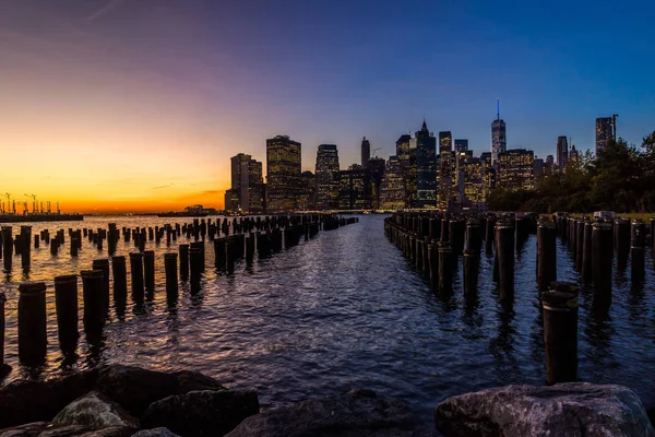 Ciudad de Nueva York Paisaje urbano Lower Manhatten World Trade Center Torre de la Libertad desde Brooklyn Bridge Park Pier —  Fotos de Stock