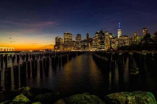 New York Skyline Cityscape alt Manhatten Dünya Ticaret Merkezi özgürlük Kulesi Brooklyn Bridge Park iskelesinden — Stok fotoğraf