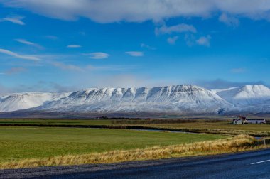 Dağlarda boş sokak kış aylarında. Noel manzara