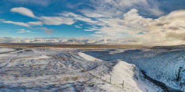 Kış manzaralı Panorama dağlarda. Noel manzara 
