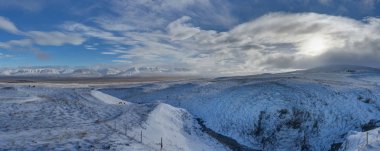 Kış manzaralı Panorama dağlarda. Noel manzara 