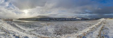 Kış manzaralı Panorama dağlarda. Noel manzara 
