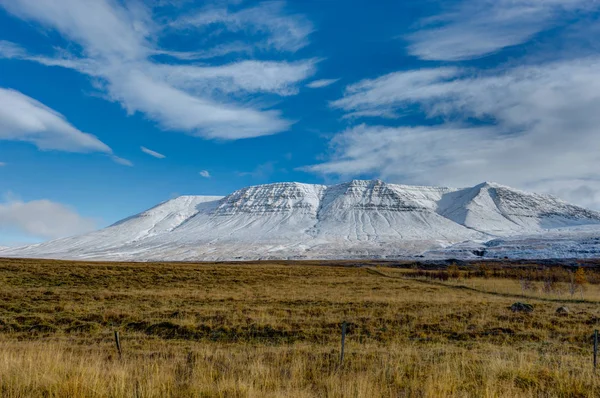 L'hiver dans les montagnes. Paysage de Noël par une matinée ensoleillée . — Photo