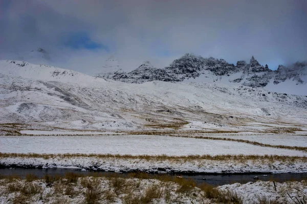 Inverno nas montanhas. Paisagem de Natal em uma manhã ensolarada . — Fotografia de Stock