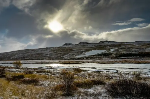 L'hiver dans les montagnes. Paysage de Noël par une matinée ensoleillée . — Photo