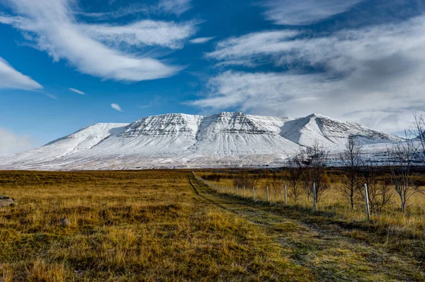 L'hiver dans les montagnes. Paysage de Noël par une matinée ensoleillée . — Photo