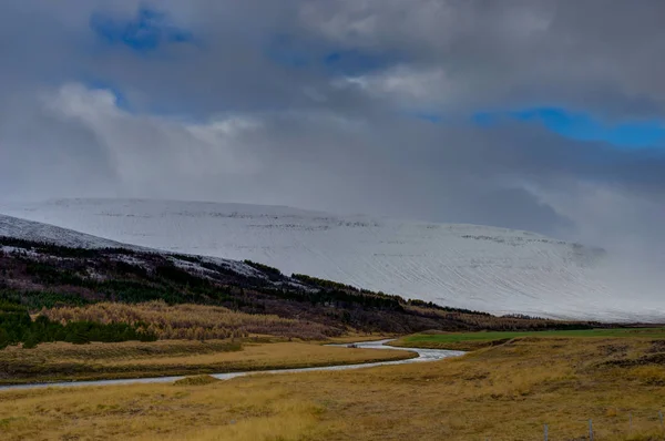 Invierno en las montañas. Paisaje navideño en una mañana soleada . — Foto de Stock