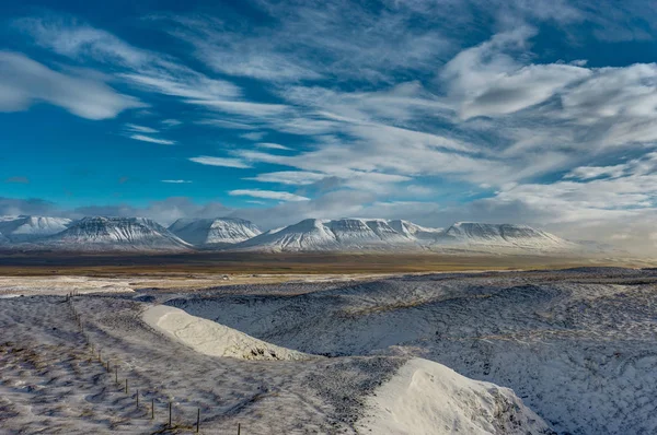 L'hiver dans les montagnes. Paysage de Noël par une matinée ensoleillée . — Photo