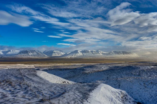 L'hiver dans les montagnes. Paysage de Noël par une matinée ensoleillée . — Photo