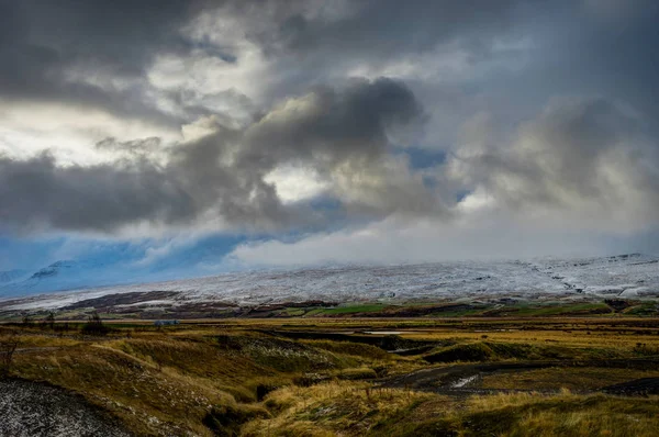 Vinter i fjällen. Jul landskap på en solig morgon. — Stockfoto