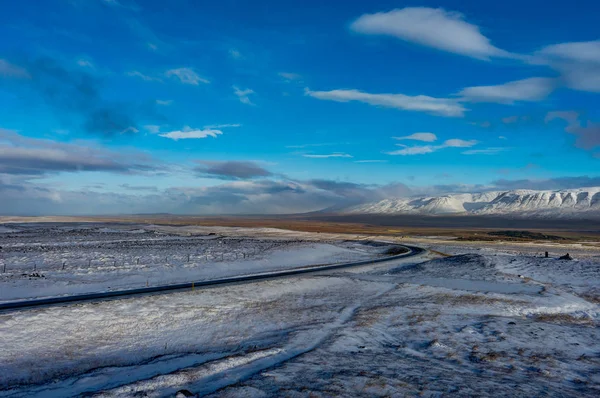 L'hiver dans les montagnes. Paysage de Noël par une matinée ensoleillée . — Photo