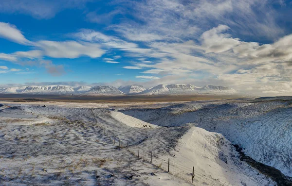 L'hiver dans les montagnes. Paysage de Noël par une matinée ensoleillée . — Photo