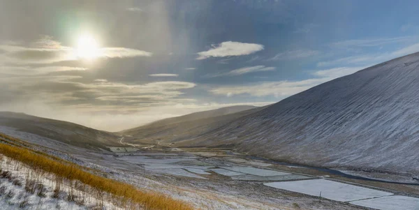 Panoramatický pohled s zimu na horách. Vánoční krajina — Stock fotografie