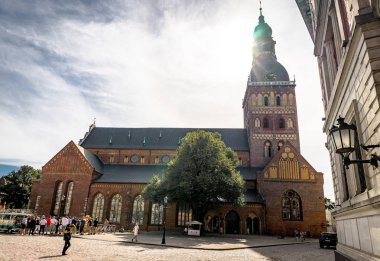 Riga, Letonya - Ağustos 2018: Görünüm Town Hall Meydanı Riga'da arasında. Quare Letonca Ratslaukums Riga, Old Town bulunan merkez kareler biridir.