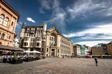 Riga, Letonya - Ağustos 2018: Görünüm Town Hall Meydanı Riga'da arasında. Quare Letonca Ratslaukums Riga, Old Town bulunan merkez kareler biridir.
