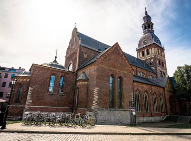 Riga, Letonya - Ağustos 2018: Görünüm Town Hall Meydanı Riga'da arasında. Quare Letonca Ratslaukums Riga, Old Town bulunan merkez kareler biridir.