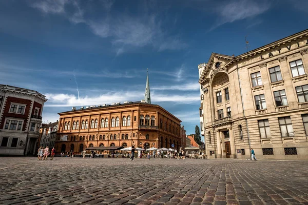 Riga, Lotyšsko - srpen 2018: Pohled na náměstí v Rize. Quare lotyšský Ratslaukums je jedním z centrální náměstí Riga se nachází ve starém městě. — Stock fotografie