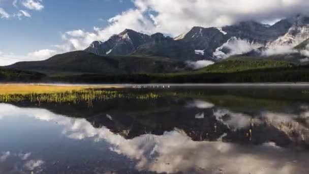 4K Time lapse película video película Moviendo Timelapse de nubes colgando en las montañas y levantándose lentamente con amazin amanecer y reflexión . — Vídeo de stock