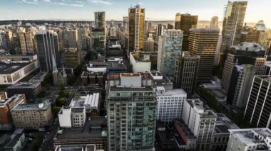 4 k zaman atlamalı çekim video film hareketli gün gece Timelapse için Vancouver Looukout Bc Kanada şehir şehir doğru günbatımı sırasında. Kutsal kase kentsel doğal görünümü ile trafik ve altın günbatımı zamanı