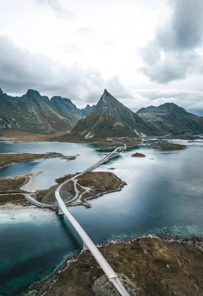 Gli splendidi ponti Fredvang nelle isole Lofoten, Norvegia visti da un'antenna drone. Collegano il villaggio di pescatori di Fredvang sull'isola di Moskenes ya con la vicina isola di Flakstad ya . — Foto Stock