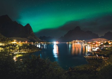 Kuzey ışıkları Aurora Boreals ışıklı balıkçı köyü reine lofoten Adaları üzerinde.