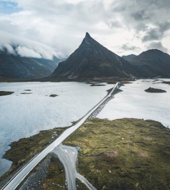 Çarpıcı Fredvang köprüler Lofoten Adaları, Norveç bir dron anteni gördün. Fredvang balıkçı köyü bağlandıklarında üzerinde Moskenes ya ya Flakstad komşu ada ile ada.